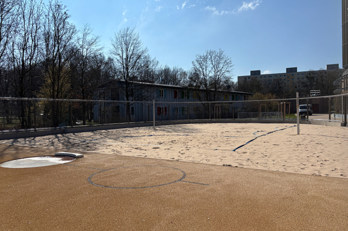 Court mit Volleyball / Beachvolleyballanlage