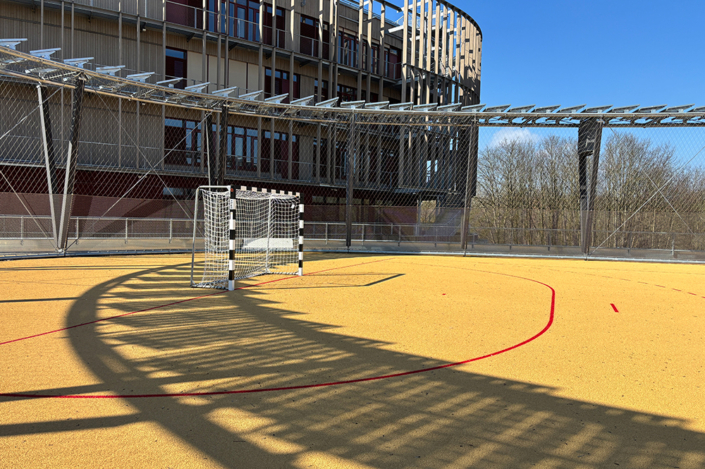 Basketballplatz mit Handballtoren