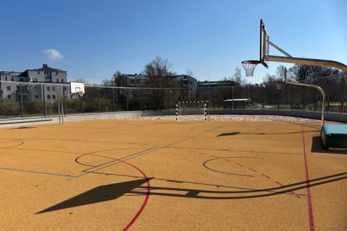 Basketballplatz mit Handballtoren