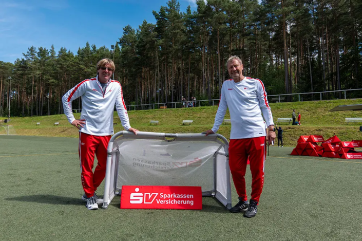 Jörg Schmidt (li) und Weltmeister Guido Buchwald mit einem Schäper Fun2Play Tor beim Fußballcamp in Martinroda © Classy Art