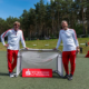 Jörg Schmidt (li) und Weltmeister Guido Buchwald mit einem Schäper Fun2Play Tor beim Fußballcamp in Martinroda © Classy Art