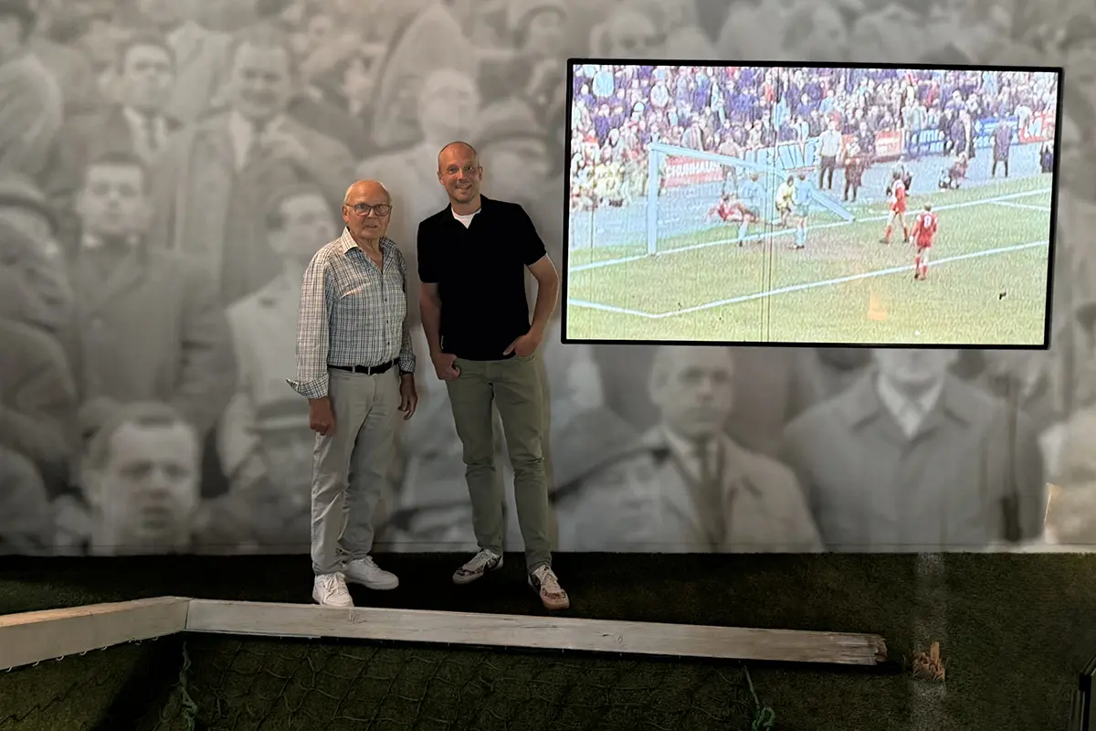 Herbert Laumen und Dr. Josef Hesse stehen an einem Pfosten in der FohlenWelt, dem interaktiven Vereinsmuseum von Borussia