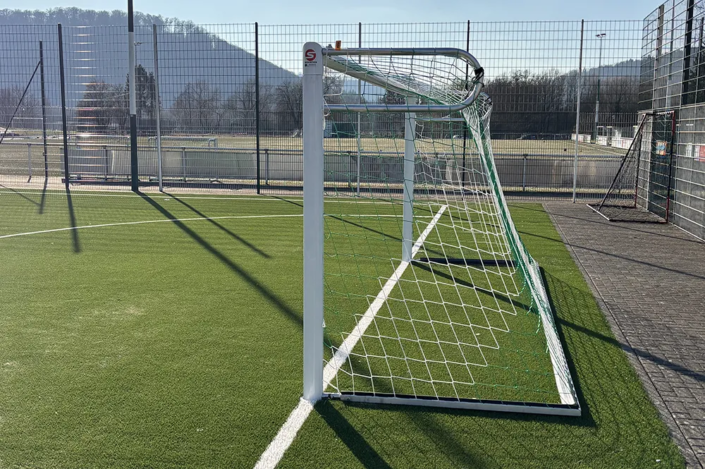 Schäper Jugendtor Typ2 mit Player Safe Bodenrahmen