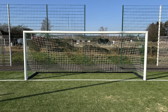 Schäper Jugendtor Typ2 mit Player Safe Bodenrahmen