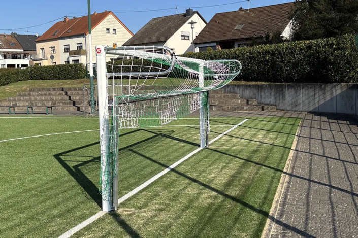 Schäper Jugendtor Typ2 mit Player Safe Bodenrahmen