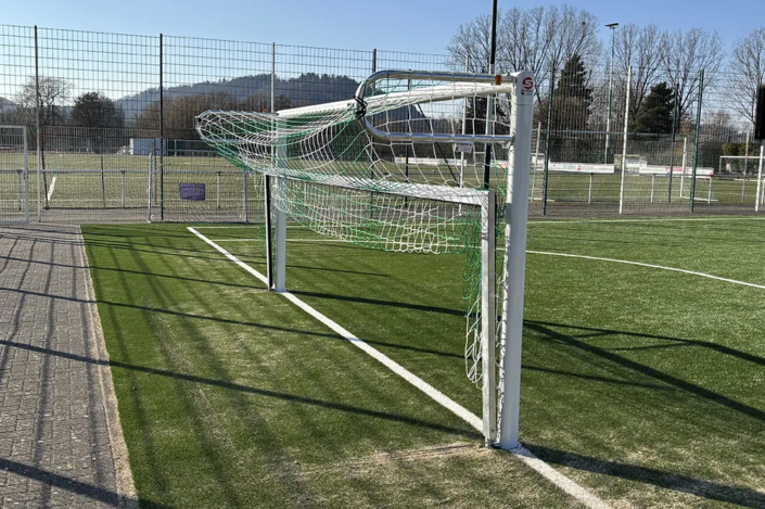 Schäper Jugendtor Typ2 mit Player Safe Bodenrahmen
