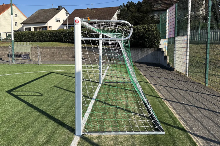 Schäper Jugendtor Typ2 mit Player Safe Bodenrahmen
