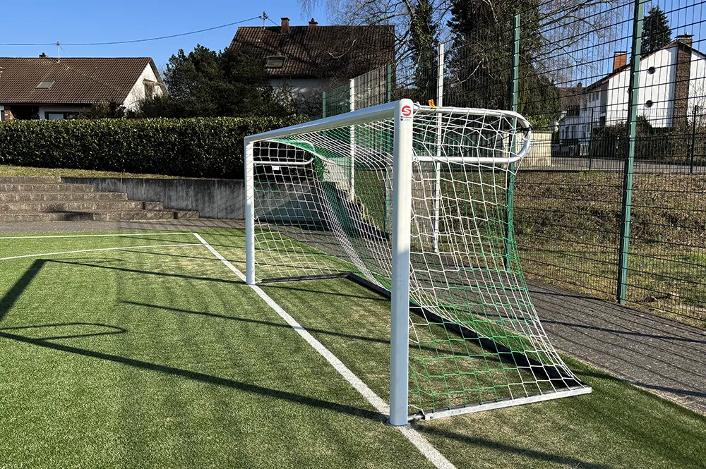 Schäper Jugendtor Typ2 mit Player Safe Bodenrahmen