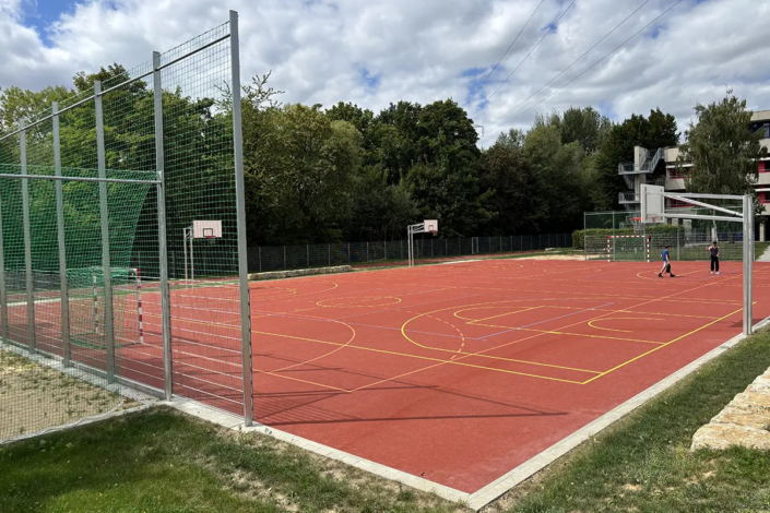 Wolfskeel Realschule Würzburg, Basketballständer und Handballtore auf Sportplatz