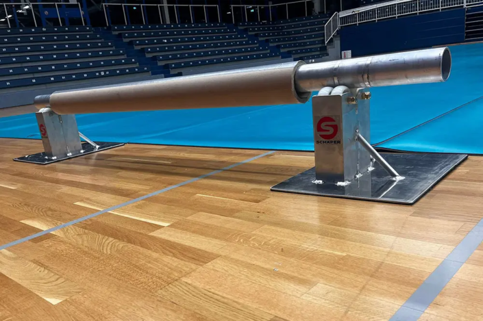 Abroller für Sportboden in der Sporthalle