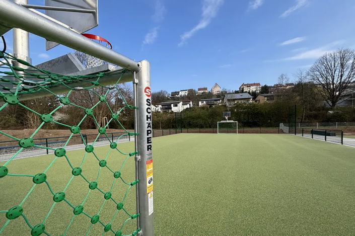 Bolzplatztor mit Herkulesnetz und Basketballaufsatz