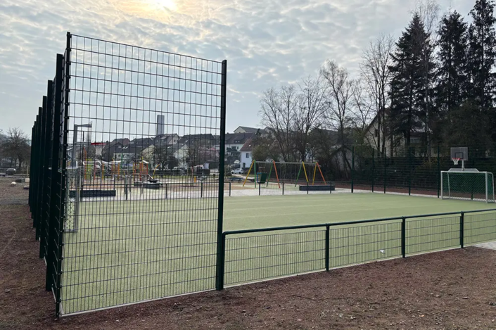 Bolzplatztor mit Herkulesnetz und Basketballaufsatz