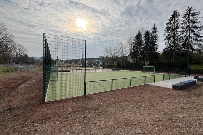 Bolzplatztor mit Herkulesnetz und Basketballaufsatz