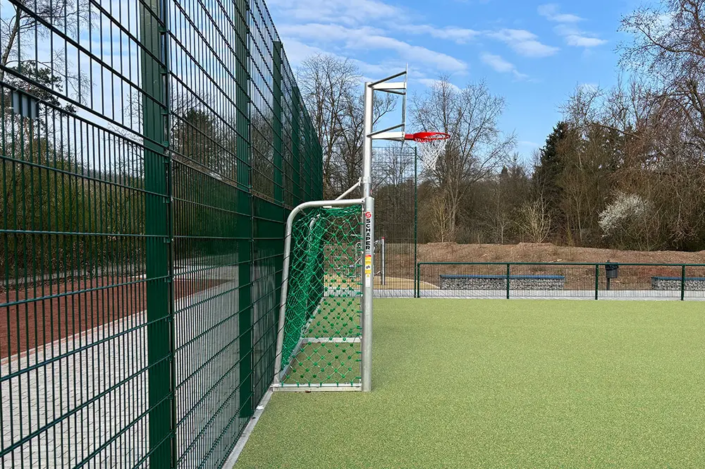 Bolzplatztor mit Herkulesnetz und Basketballaufsatz